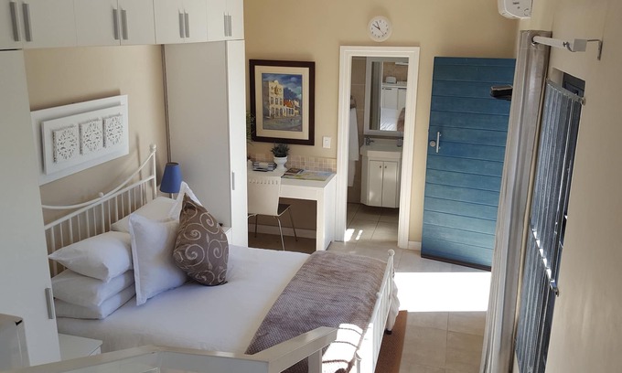Cape Town City Centre Cottage | SUNNY COTTAGE IN TRANQUIL GARDEN SETTING.