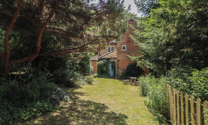Welby Cottage | SUNNY COTTAGE, pet friendly, character holiday cottage in Grantham