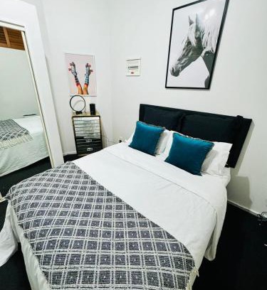 Grey Lynn Apartment | Sunny Courtyard Apartment