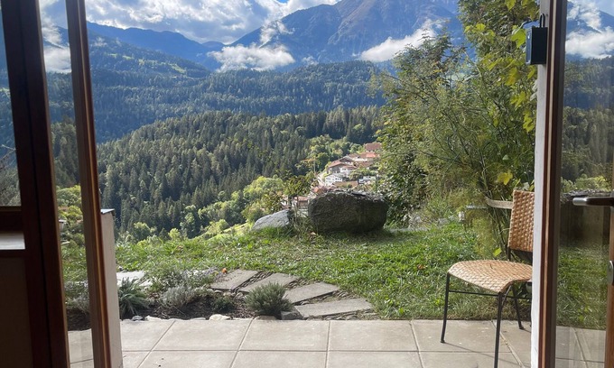 Trin Apartment | Sunny & cozy apartment with mountain view, very private, free parking, public transport