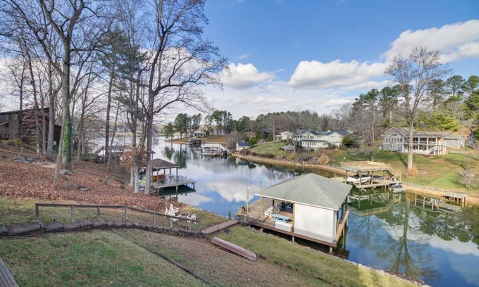 Moneta House | "Sunny Days"-Relaxation for All! Wifi-4 HDTVs-Open/Cov Dock-Game Rm-Linens Incl