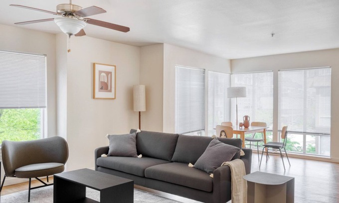 Northwest Bellevue Apartment | Sunny Downtown Bellevue 2BR w/ Gym, W/D, Lounge, by Blueground.