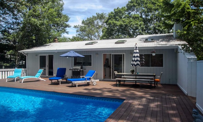 Clearwater Beach House | Sunny East Hampton Contemporary House/Clearwater Beach