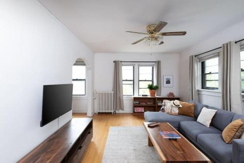 Milwaukee Apartment | Sunny East Side Vintage 2BR Apartment