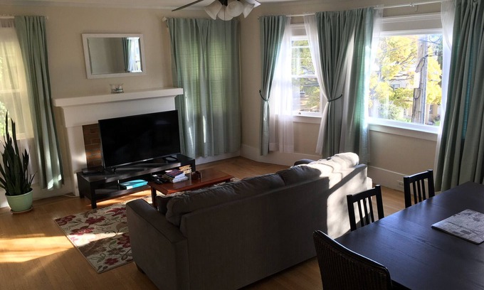Lakeshore Apartment | Sunny Family Friendly 2 Bd1 Ba Sleeps 6, Safe, Fun & Walkable Grand Lake Oakland