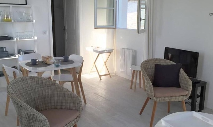 Talmont-Saint-Hilaire Cottage | Sunny Gîte in a Historic Setting with Private Terrace, Parking, & Nearby Spa