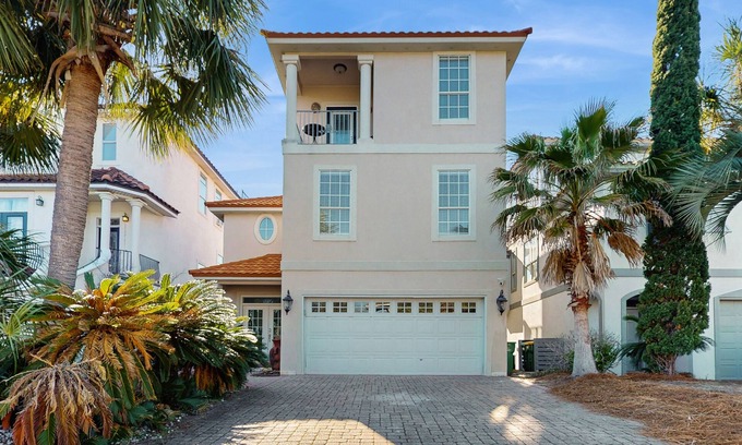 Fort Walton Beach - Destin House | Sunny home with great outdoor space, pool & tennis courts - walk to the beach