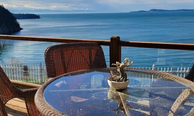 Anacortes Apartment | Sunny Island Cliff Side Views