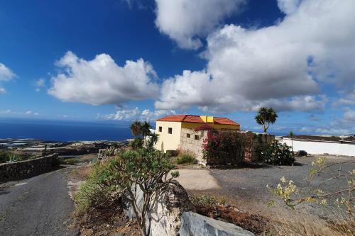 Guia de Isora House | Sunny Island Retreat in Tejina de Isora