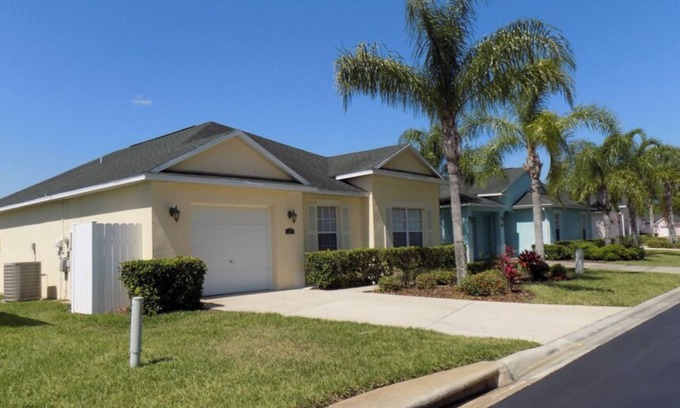 Loughman House | Sunny Lake Reserve south facing pool lake view 2 master bed rooms w/en-suite