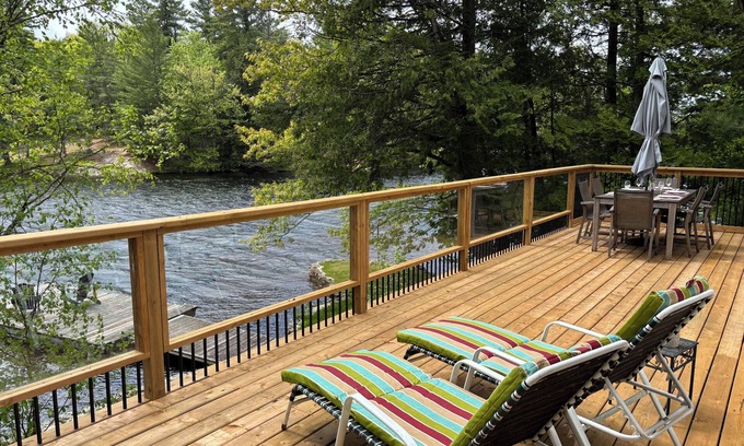 Algonquin Highlands House | Sunny lakeside cottage with stunning sunset views!
