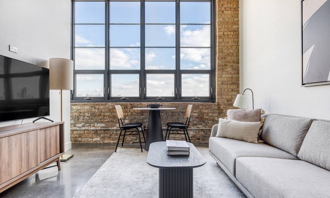 Sheffield Neighbors Apartment | Sunny Lincoln Park 2BR w/Lounge, Roof & Gym, near DePaul, by Blueground