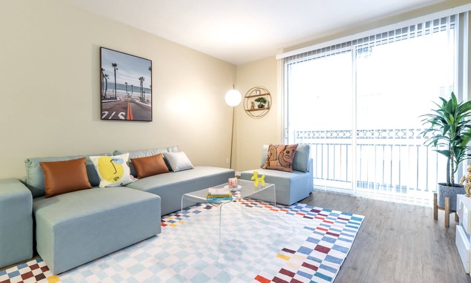 Del Rey Apartment | Sunny Marina Hideout | King Bed | Pool Access