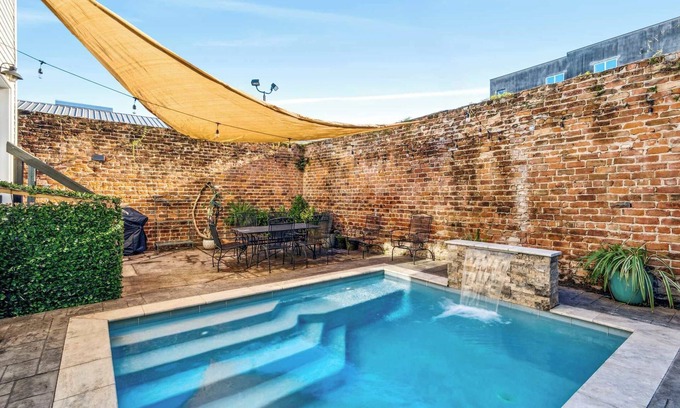 Faubourg Lafayette House | Sunny Mid-Century House w Heated Pool 5br|3ba
