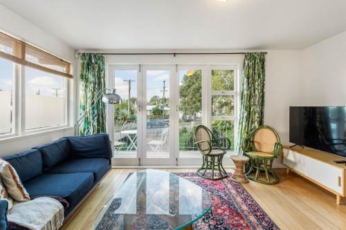 Avondale House | Sunny Mid Century Style Home 3 BR 2 BA 2 CarParks