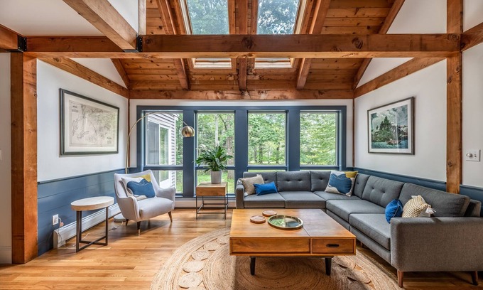 Blue Hill House | Sunny, Modern Family Retreat