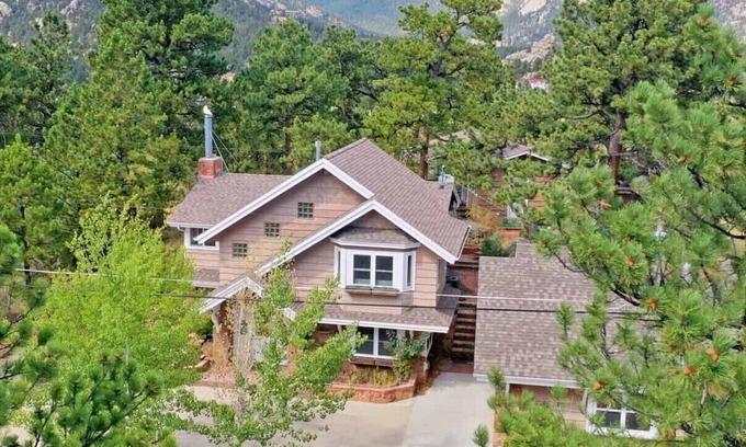 Estes Park House | Sunny Mountain Chalet with Views & Chief's Kitchen, River, Hot Tub, Bar, AC, Pet