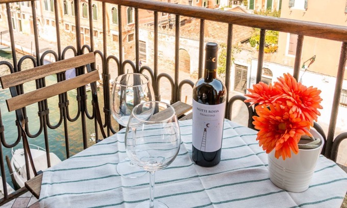 Cannaregio Apartment | SUNNY NEST CANAL VIEW IN VENICE CHIC MOVIDA