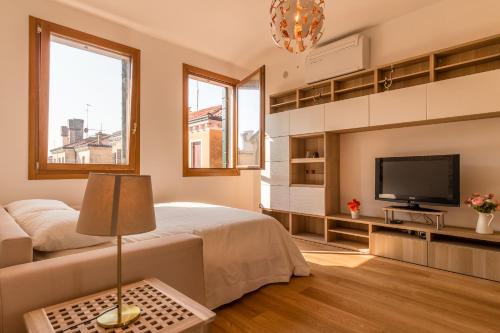 Cannaregio Apartment | SUNNY NEST CANAL VIEW IN VENICE CHIC MOVIDA