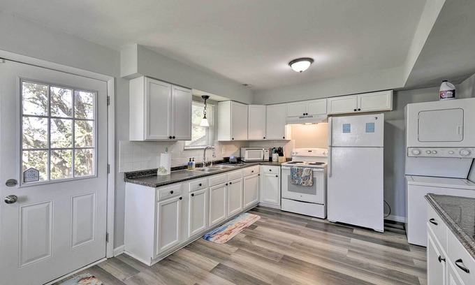 North Camellia Acres Cottage | Sunny Norfolk Duplex - Walk to Lake & Beach!