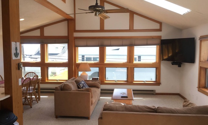Wells Beach Apartment | SUNNY OPEN CONCEPT & 1 MINUTE TO BEACH-OCEAN VIEWS:TOP FLOOR UNIT-9/20-9/27 OPEN