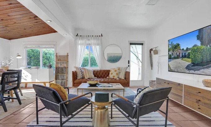 Edgewood House | Sunny Regards | BBQ & Fire Pit | 5 min to Airport