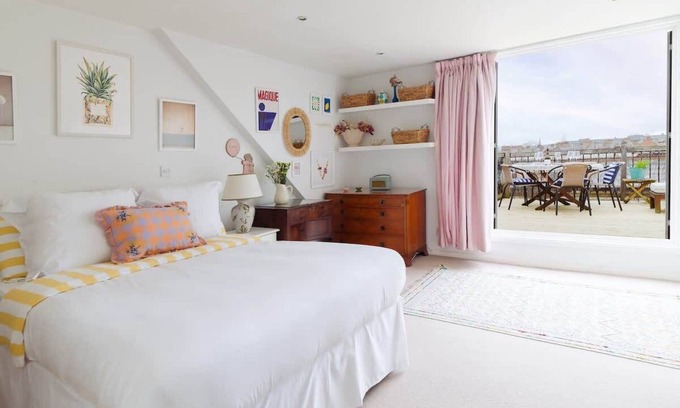 Hammersmith and Fulham Apartment | Sunny Roof Terrace Barons Court Sleeps 4-6