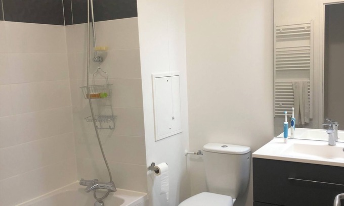 Colombes Bed & Breakfast | Sunny room 14 minutes from Saint Lazare