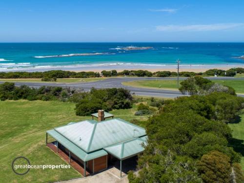 Marengo House | Sunny's Beach House in Apollo Bay with Jacuzzi