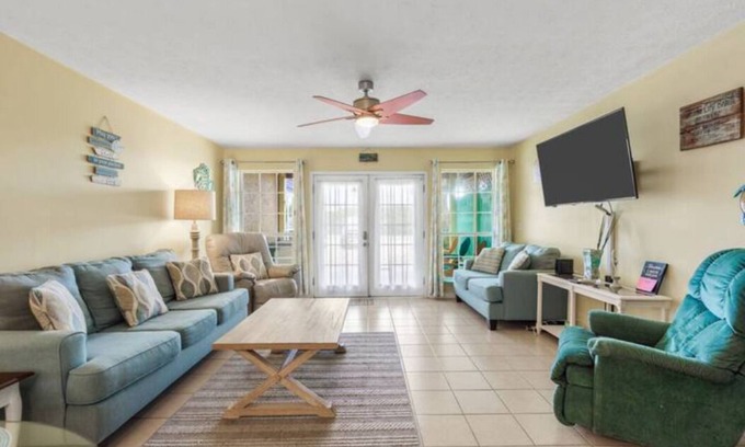 Riviera Beach Condo | Sunny Seaside Townhouse - Your Perfect Summer Escape