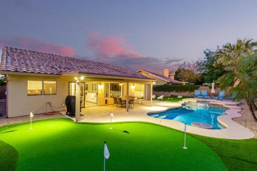 East Mesa House | Sunny Serenity: Mesa Masterpiece