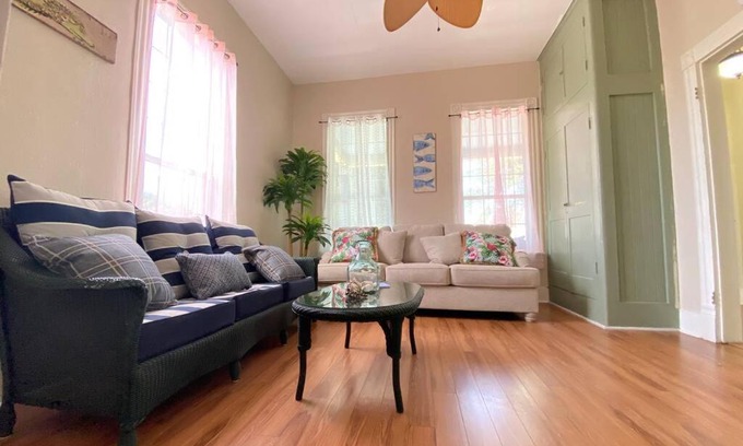 San Jacinto House | Sunny Shores 1
