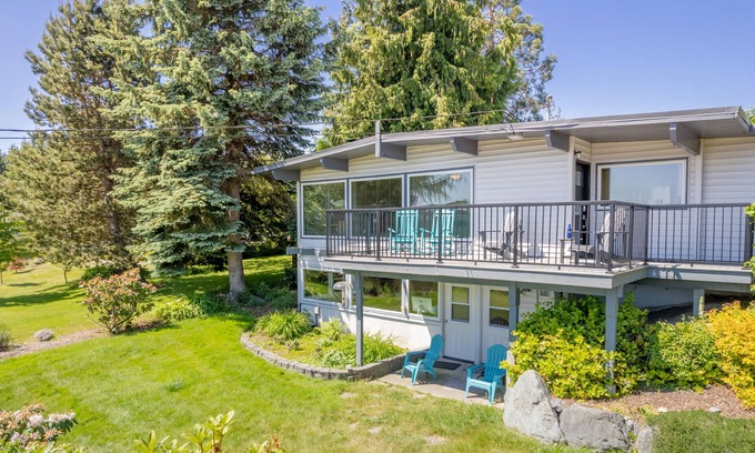 Freeland House | Sunny Side Island Retreat by AvantStay | Backyard