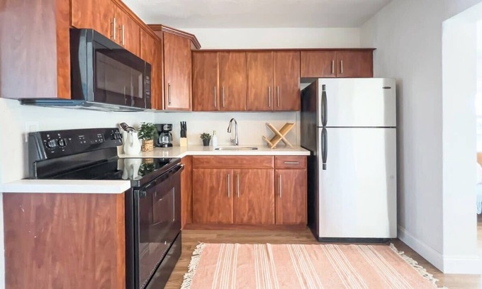 Highland Garden House | Sunny-Side Up - Cozy and Central Home with Parking