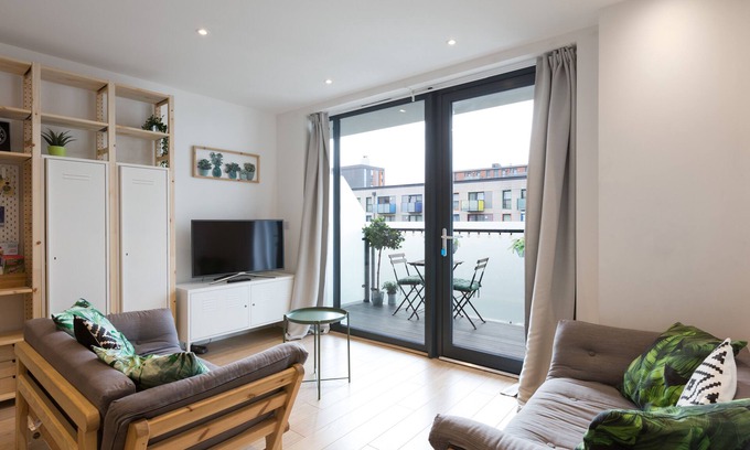 Tottenham Hale Apartment | SUNNY SPACIOUS HOME: 2 Bed + 2 Bathroom + Balcony