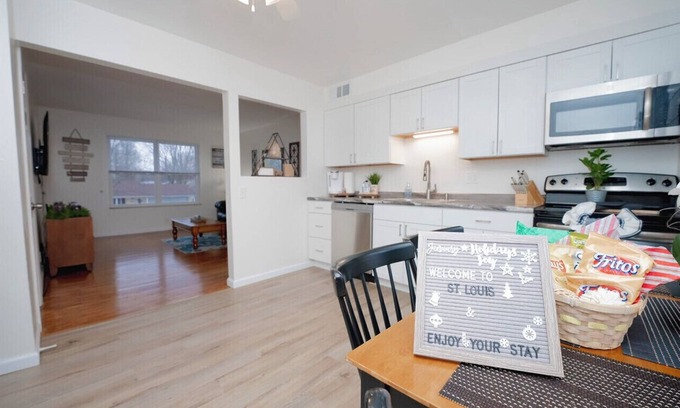 Airport Township Apartment | Sunny SparkingClean King bed Apt- CreveCoeurPark