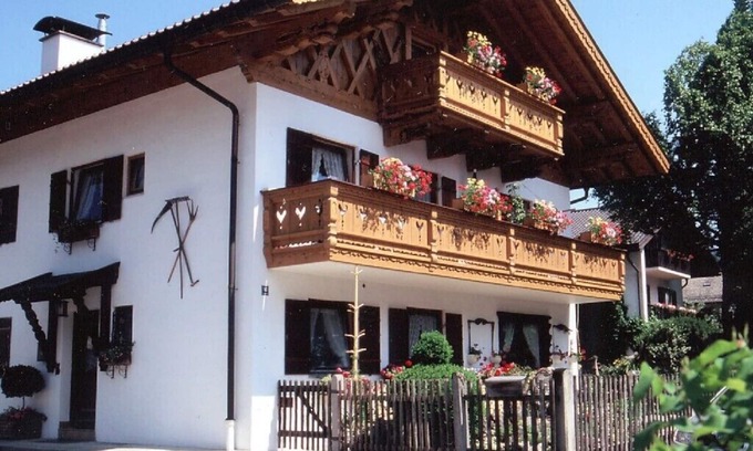 Garmisch-Partenkirchen Apartment | Sunny studio with balcony in the quiet heart of Partenkirchen