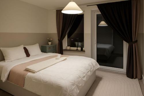 Spanga - Tensta House | Sunny stay in top floor room