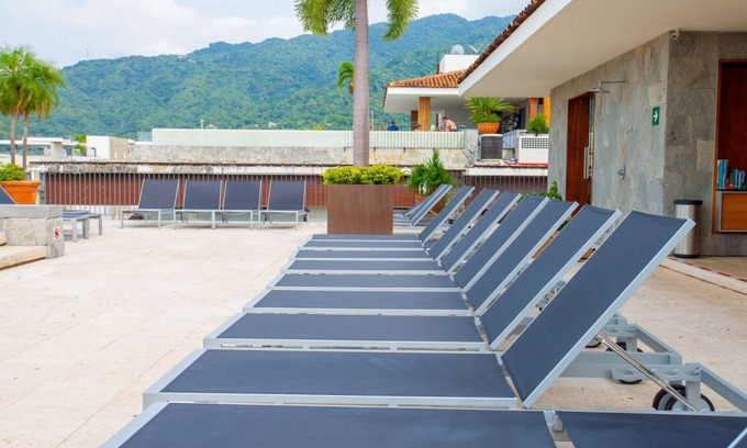 Centro Ixtapa Apartment | Sunny Studio in Romantic Zone. Steps to Beach.