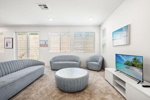 Westmont House | Sunny & Stylish Near LA 4BR Home w Desks & Lounge