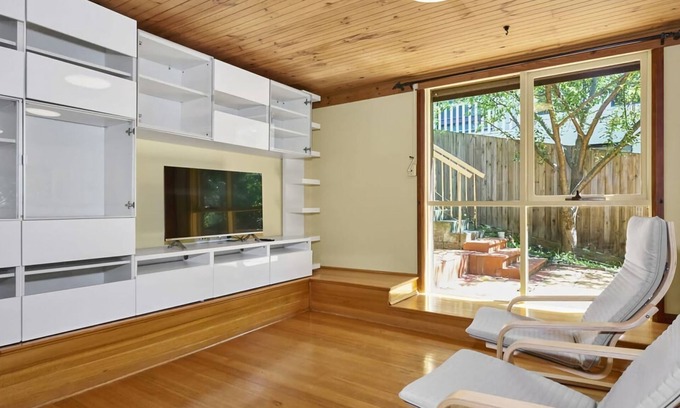 Pascoe Vale House | Sunny Suburbia Retreat Decked Out for Fun