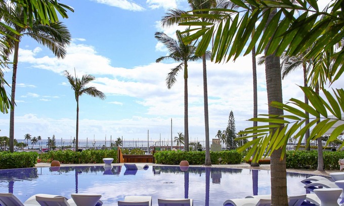 Waikiki Resort | Sunny Suite w/ King-Sized Bed & Private Terrace