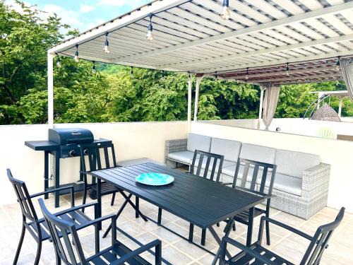 Coco House | Sunny Tropical Condo And Rooftop Terrace