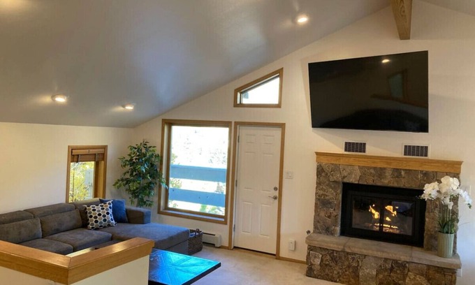 Vail House | Sunny Vail Mountainside Getaway Amazing Location