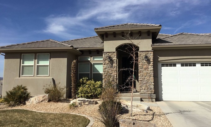 St. George House | Sunny walk out basement with private entrance - 30 day min