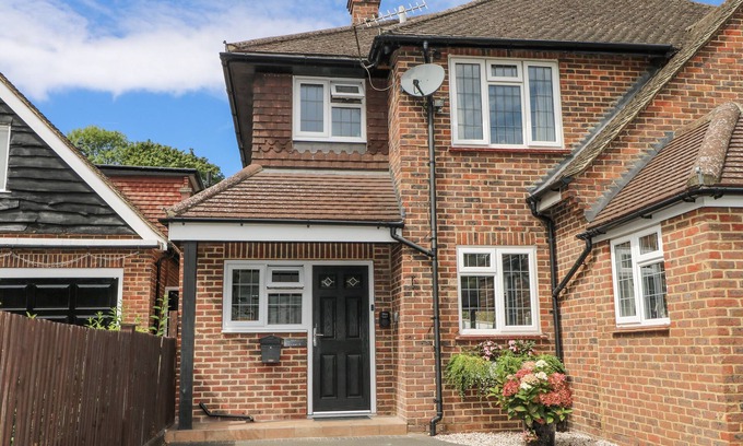 Chipstead Cottage | SUNNYFIELD COTTAGE, romantic, with a garden in Coulsdon