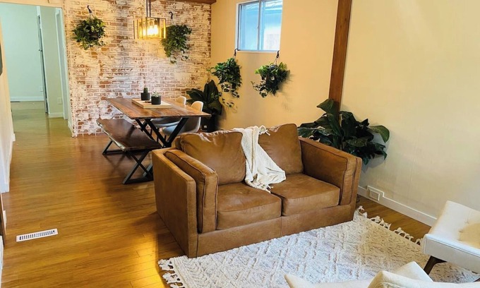 Sunnyside House | Sunnyside-3 br in Trendy Kensington-AC-Garage