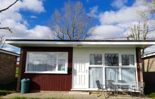 Great Yarmouth Ski Chalet | 'Sunnyside' Chalet, walk to the beach & close to Norfolk broads - pet friendly!