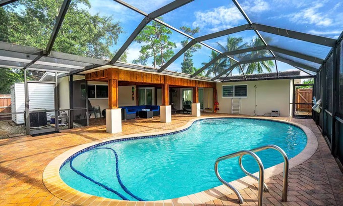Central Corals House | Sunnyside Oasis w/Heated Pool ~ 7 min. From Beach