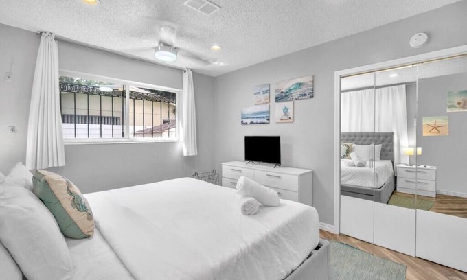 Beachway Estates House | SunnySide Pompano 2/2 - Vibrant Home with Pool